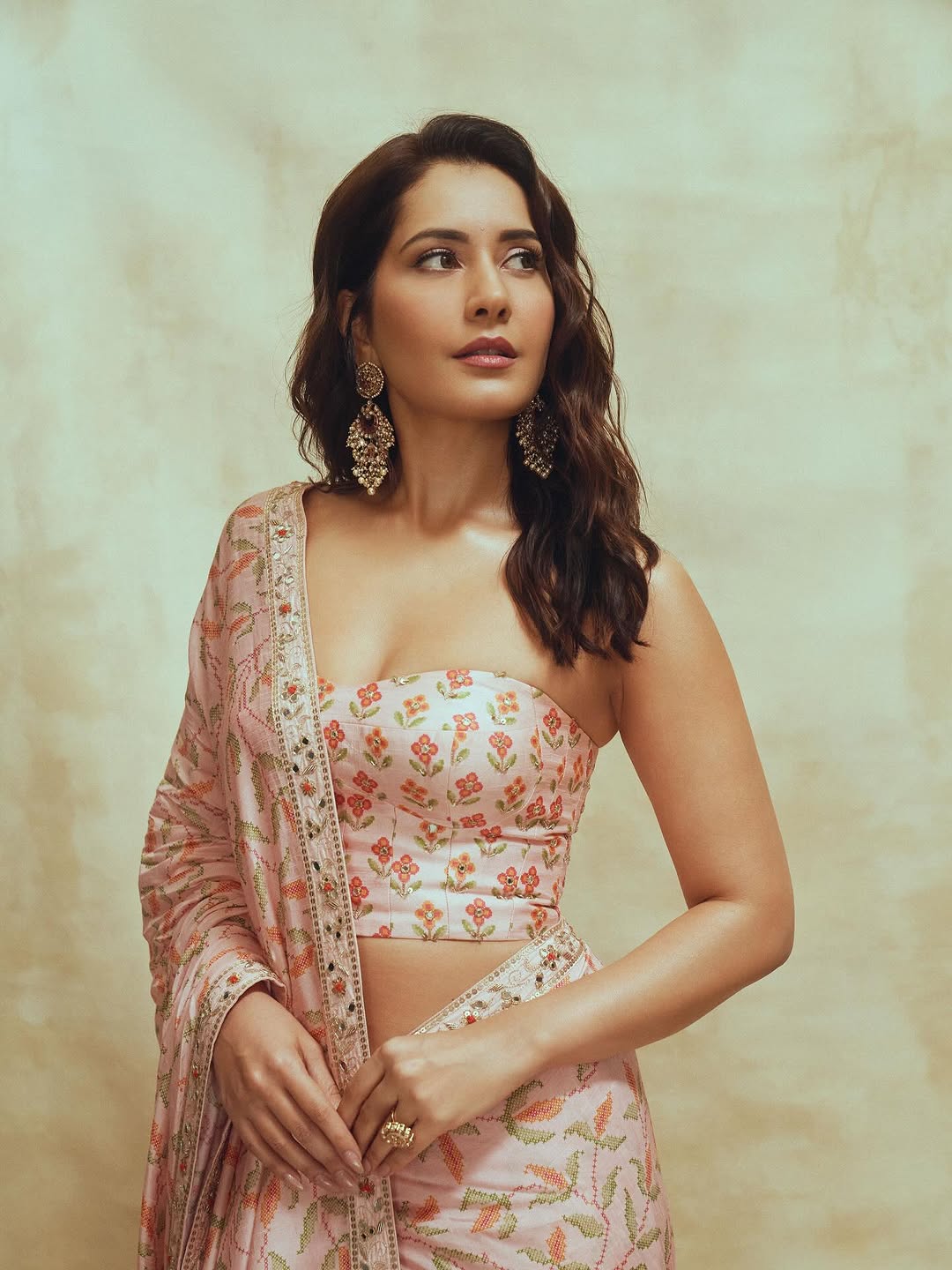 Actress Raashii khanna Photo Gallery