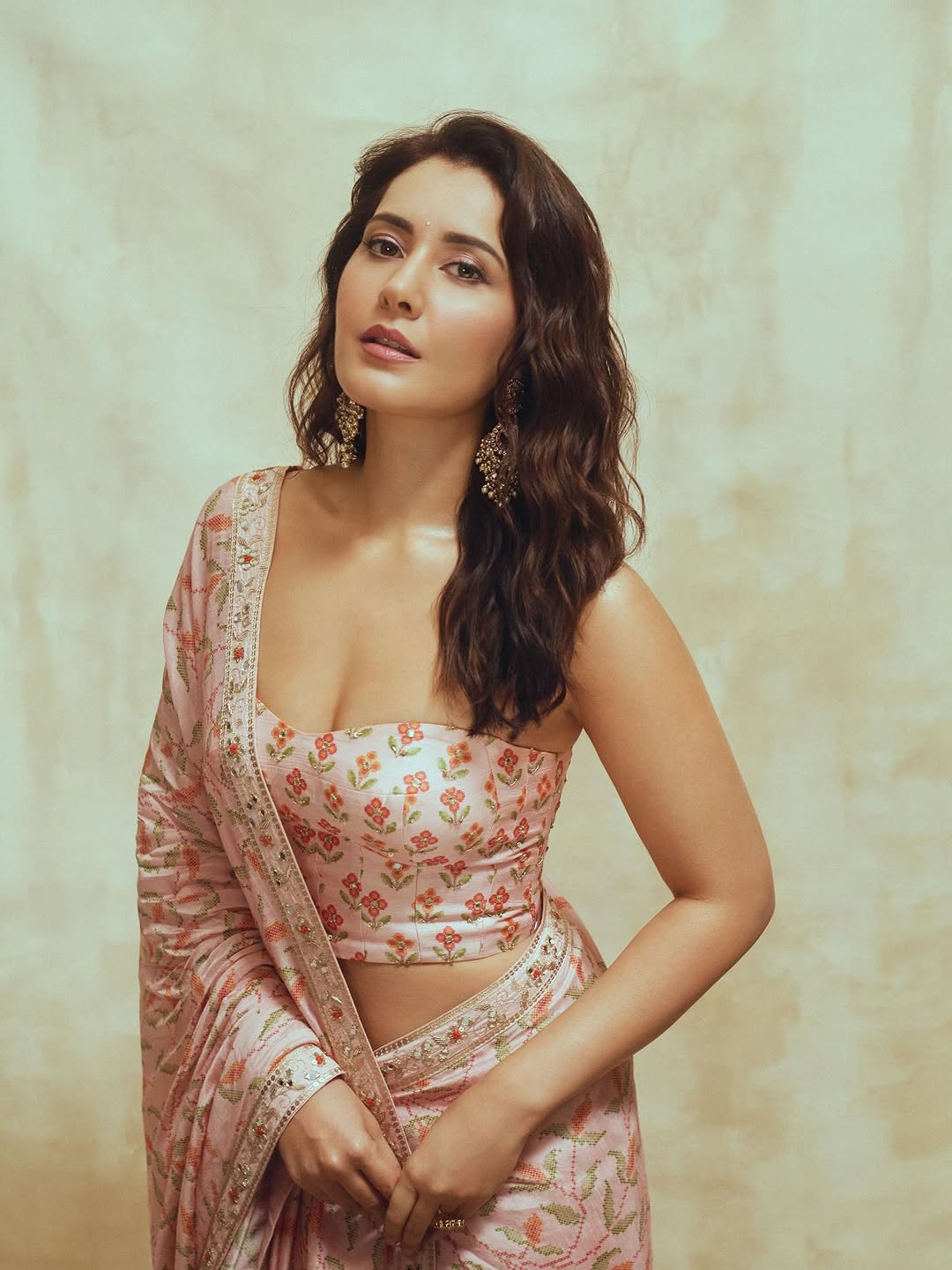 Actress Raashii khanna Photo Gallery