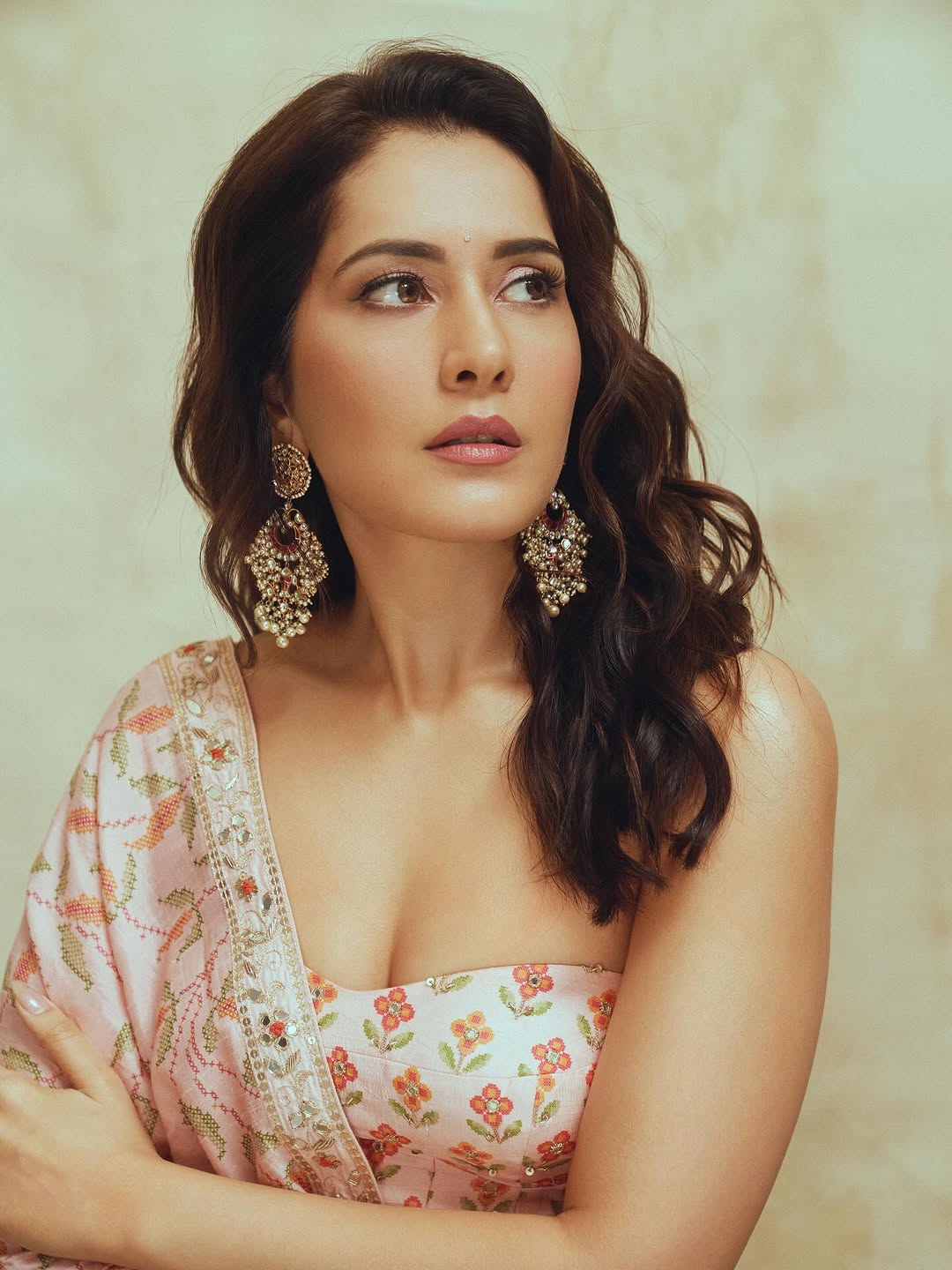 Actress Raashii khanna Photo Gallery