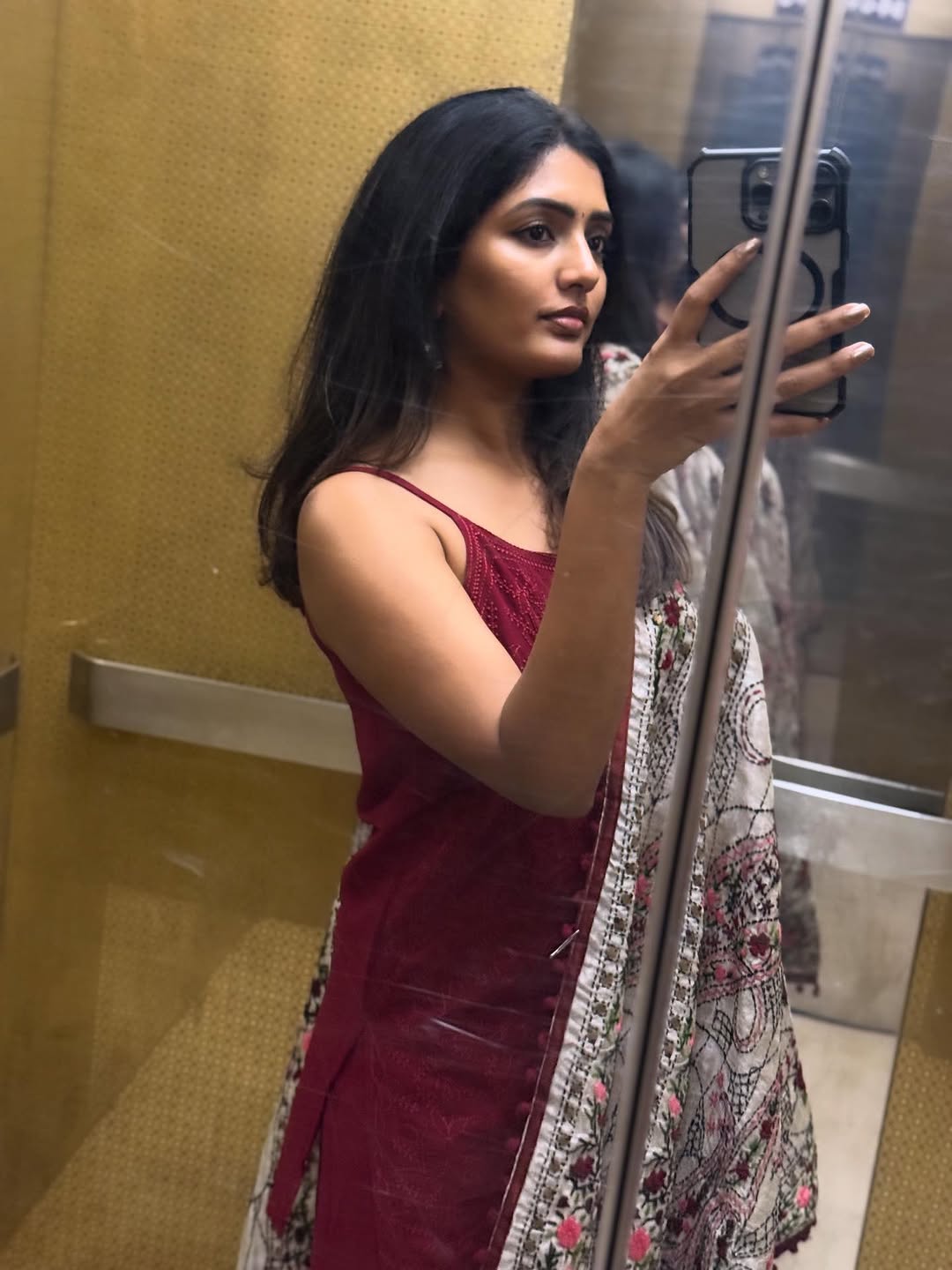 Actress Eesha rebba Photo Gallery