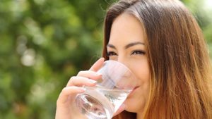 Water: రోజుకు ఎంత నీళ్లు తాగాలి ? అతిగా తాగితే ఏమవుతుంది ?