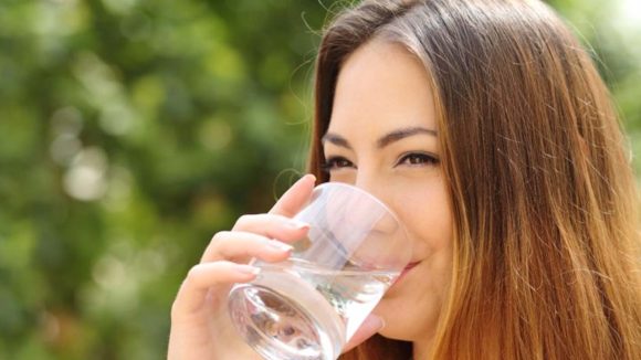 Water: రోజుకు ఎంత నీళ్లు తాగాలి ? అతిగా తాగితే ఏమవుతుంది ?