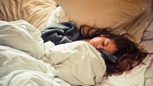 Sleeping without pillow: దిండు లేకుండా నిద్రపోతే శరీరానికి జరిగే అద్భుత మార్పులు ! తెలుసుకుంటే ఇకపై దిండు వేసుకోరేమో!