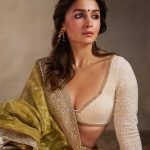Alia Bhatt : పండుగ వేళ గ్లామర్ డోస్ పెంచిన అలియా భట్.. ఫొటోస్ వైరల్.