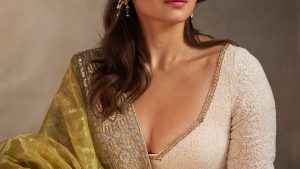 Alia Bhatt : పండుగ వేళ గ్లామర్ డోస్ పెంచిన అలియా భట్.. ఫొటోస్ వైరల్.