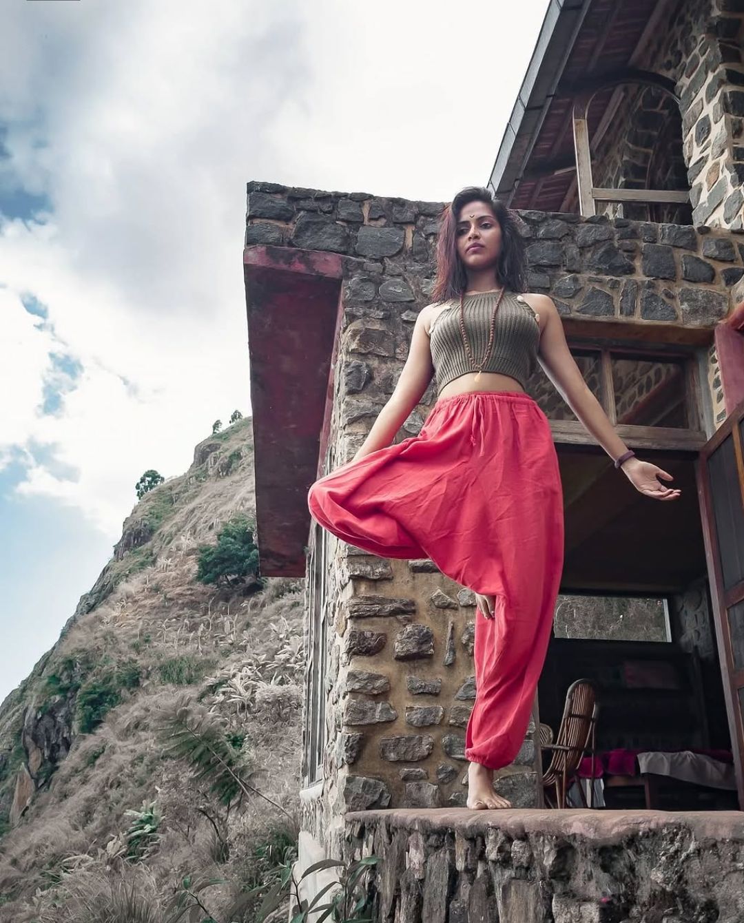 Amala Paul: గోడ మీద ఆ విన్యాసాలేంటి.. జాగ్రత్త అంటున్న ఫ్యాన్స్!