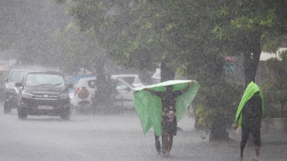 AP Rains: ఏపీలో మళ్లీ వర్షాలు.. రేపు ఈ జిల్లాల్లో పిడుగుపాటు హెచ్చరికలు