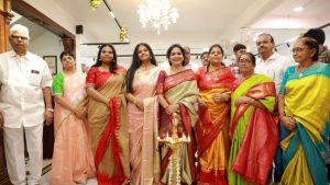Tollywood: జూబ్లీహిల్స్ లో సందడి చేసిన సింగర్ సునీత.. వాటికే అందం తెస్తూ!