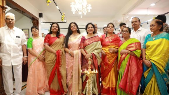 Tollywood: జూబ్లీహిల్స్ లో సందడి చేసిన సింగర్ సునీత.. వాటికే అందం తెస్తూ!