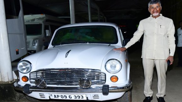 CM Chandrababu: అంబాసిడర్ కారుతో సీఎం చంద్రబాబుకు అనుబంధం.. పాత స్నేహితుడంటూ పోస్ట్ CM Chandrababu: అంబాసిడర్ కారుతో సీఎం చంద్రబాబుకు అనుబంధం.. పాత స్నేహితుడంటూ పోస్ట్