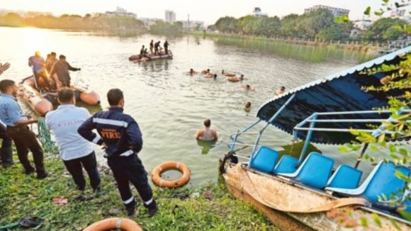 Boat Capsized In UP: యూపీలో ఘోరం.. నదిలో పడవ బోల్తా, ఎనిమిది మంది మృతి! Boat Capsized In UP: యూపీలో ఘోరం.. నదిలో పడవ బోల్తా, ఎనిమిది మంది మృతి!