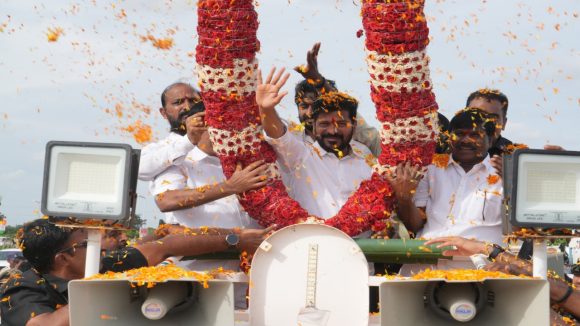 CM Revanth Reddy: స్వగ్రామానికి సీఎం రేవంత్ రెడ్డి.. గజమాలతో ఘనస్వాగతం