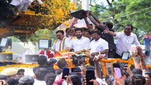 CM Revanth Reddy: స్వగ్రామానికి సీఎం రేవంత్ రెడ్డి.. గజమాలతో ఘనస్వాగతం