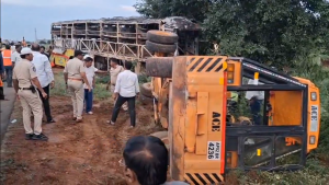 Kurnool Bus Accident: బస్సును తొలగిస్తుండగా మరో ప్రమాదం.. క్రేన్ బోల్తా