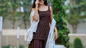 Divi: స్టైలిష్ లుక్ లో ఆకట్టుకుంటున్న దివి!
