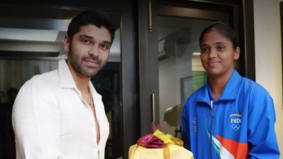 Dhruv Vikram : రియల్ కబడ్డీ ప్లేయర్ కార్తిక ను కలిసి అభినందనలు తెలిపిన ధృవ్ Dhruv Vikram : రియల్ కబడ్డీ ప్లేయర్ కార్తిక ను కలిసి అభినందనలు తెలిపిన ధృవ్