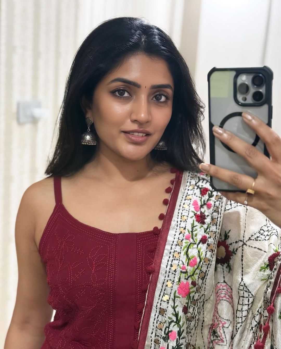 Eesha rebba: సెల్ఫీ ఫోజులతో ఆకట్టుకుంటున్న ఈషా రెబ్బ!