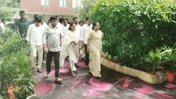Hyderabad Politics: హరీష్ రావు ఇంటికి ఎమ్మెల్సీ కవిత.. ఆయన కుటుంబసభ్యులకు పరామర్శ