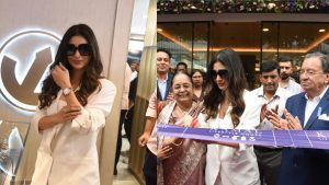 Mouni Roy: హైటెక్ సిటీలో సందడి చేసిన బాలీవుడ్ స్టార్ హీరోయిన్.. ఫోటోలు వైరల్!