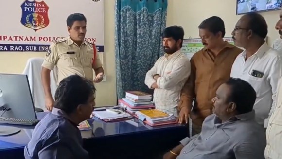 Perni Nani: అధికారంలోకి రాగానే నేనంటే ఏంటో చూపిస్తా.. పోలీస్ స్టేషన్ లో పేర్ని నాని రచ్చ రచ్చ