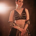 Raashii Khanna : ట్రెడిషినల్ లుక్ లో రాశి క్యూట్ స్టిల్స్.. చూపులతోనే బాణాలు గుచ్చేస్తుంది..