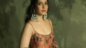 Raashii Khanna : ట్రెడిషినల్ లుక్ లో రాశి ఖన్నా ఎంత క్యూట్ ఉందో.. కుర్రాళ్ళు ఏమైపోతారో..
