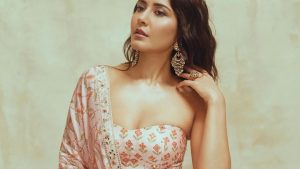 Raashii khanna: నడుము మడతలతో గిలిగింతలు పెడుతున్న రాశి ఖన్నా!