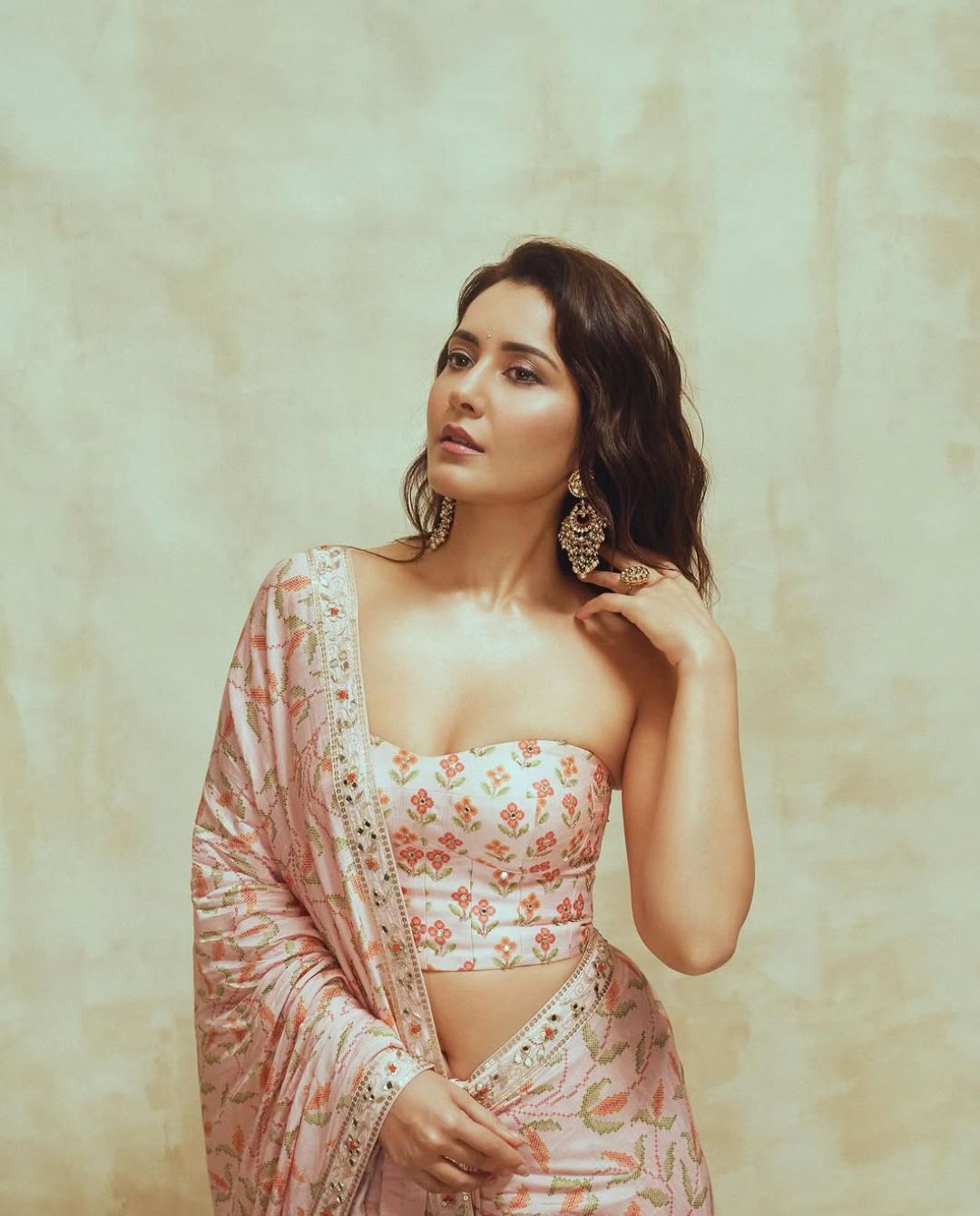 Raashii khanna: నడుము మడతలతో గిలిగింతలు పెడుతున్న రాశి ఖన్నా!
