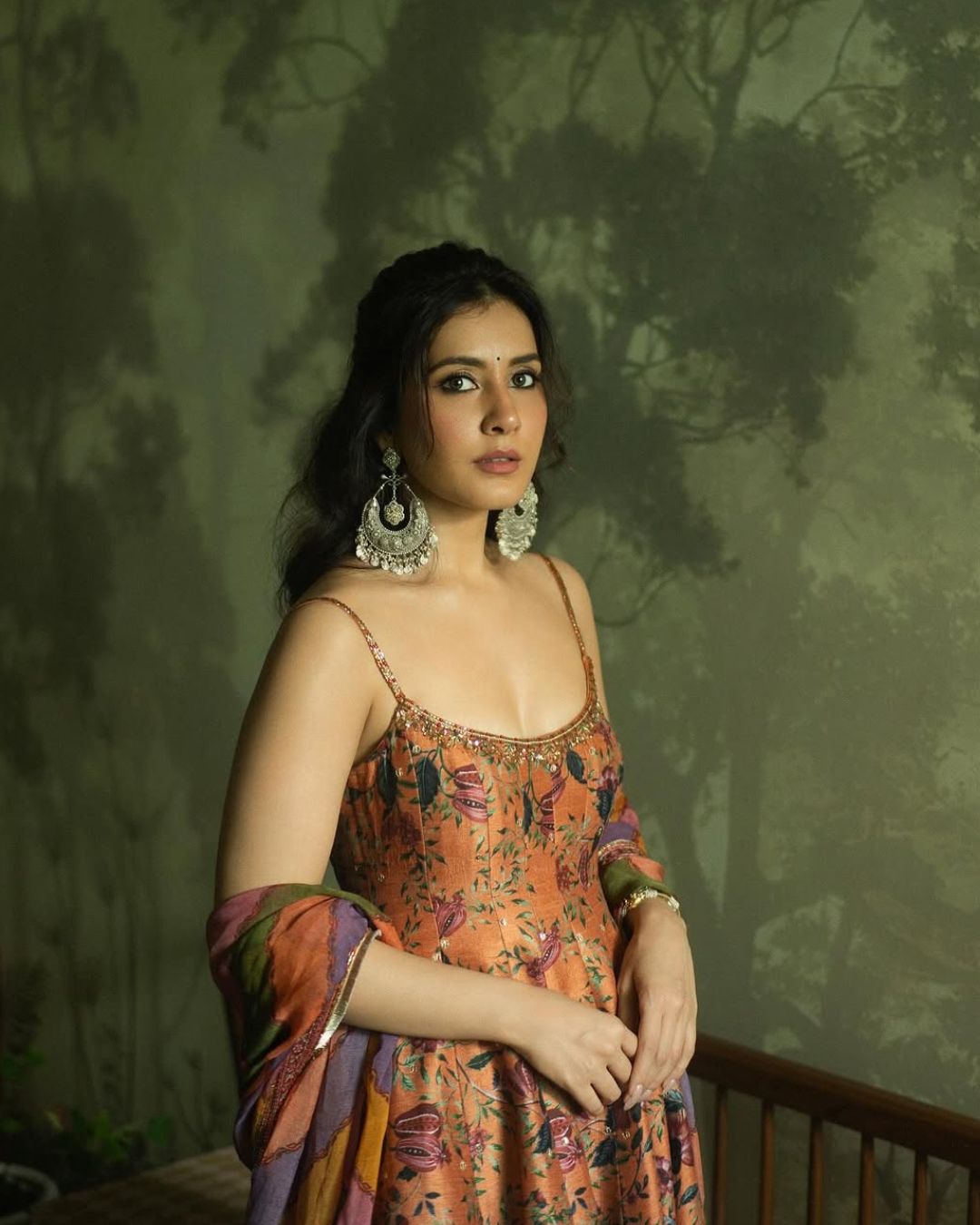 Raashii Khanna : ట్రెడిషినల్ లుక్ లో రాశి ఖన్నా ఎంత క్యూట్ ఉందో.. కుర్రాళ్ళు ఏమైపోతారో..