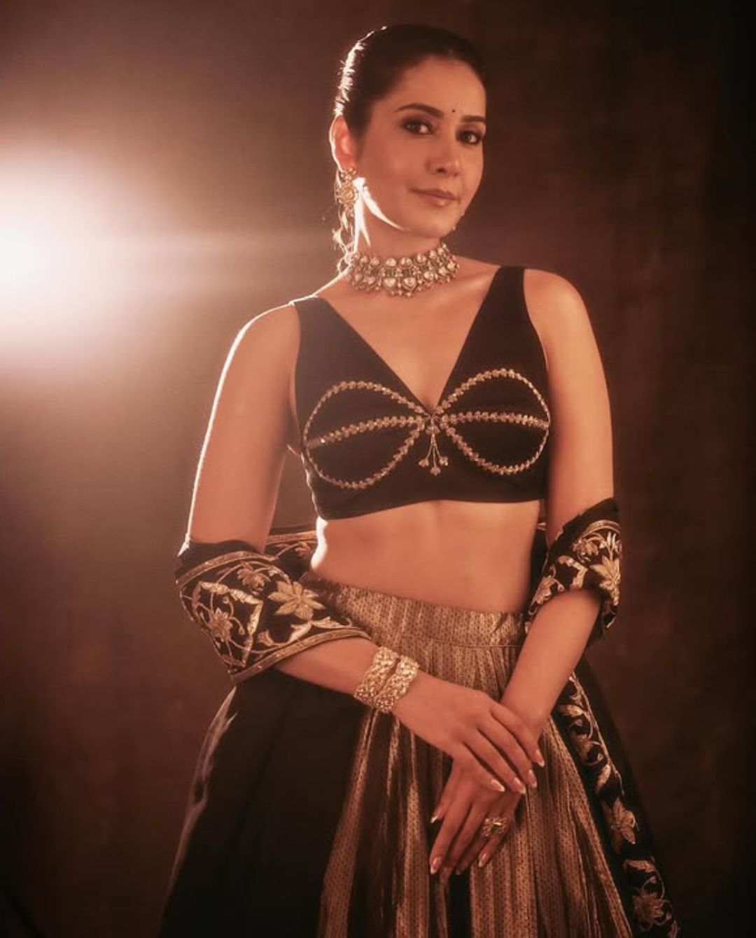 Raashii Khanna : ట్రెడిషినల్ లుక్ లో రాశి క్యూట్ స్టిల్స్.. చూపులతోనే బాణాలు గుచ్చేస్తుంది..