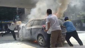 Fire Accident: పెట్రోల్‌ బంక్‌ వద్ద కారులో చెలరేగిన మంటలు.. భయంతో పరుగులు తీసిన జనాలు
