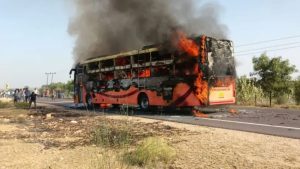 Bus Fire Accident: అయ్యో ఎంత ఘోరం! కదులుతున్న బస్సులో చెలరేగిన మంటలు.. 15 మంది సజీవ దహనం