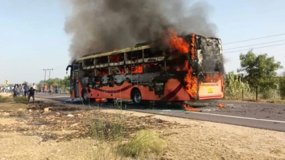 Bus Fire Accident: అయ్యో ఎంత ఘోరం! కదులుతున్న బస్సులో చెలరేగిన మంటలు.. 15 మంది సజీవ దహనం