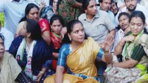 Kalvakuntla Kavitha: కవితను అడ్డుకున్న పోలీసులు.. చిక్కడపల్లిలో హై టెన్షన్
