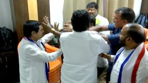 Clashes in BJP: రామచంద్రరావు ముందే.. పొట్టు పొట్టు కొట్టుకున్న బీజేపీ నేతలు