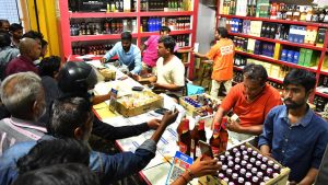Liquor Sales: లిక్కర్ షాపులకు దసరా కిక్కు.. రికార్డ్ స్థాయిలో మద్యం అమ్మకాలు