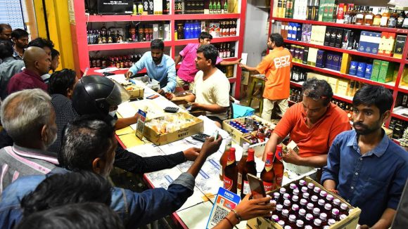 Liquor Sales: లిక్కర్ షాపులకు దసరా కిక్కు.. రికార్డ్ స్థాయిలో మద్యం అమ్మకాలు