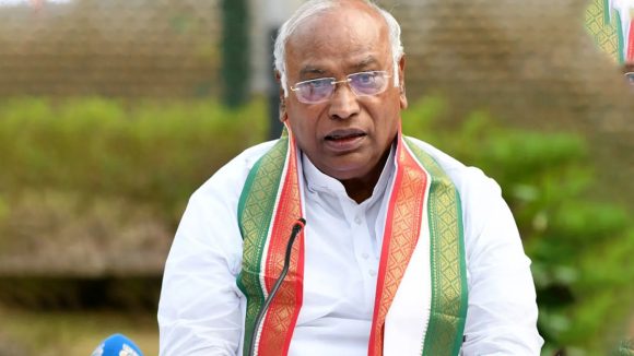 Mallikarjun Kharge: కాంగ్రెస్ అధ్యక్షుడు మల్లికార్జున ఖర్గేకు తీవ్ర అస్వస్థత.. ఆసుపత్రికి తరలింపు