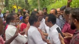 MLA KP Mohanan: ఎమ్మెల్యేకు చేదు అనుభవం.. చొక్కాపట్టుకుని నడిరోడ్డుపై నిలదీసిన స్థానికులు,  వైరల్ వీడియో