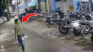 Rowdy Sheeter Hull Chal: కత్తితో రౌడీ షీటర్ వీరంగం.. పరిగెత్తించి.. పరిగెత్తించి