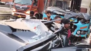 Road Accident: హైవేపై ఘోర ప్రమాదం.. బ‌స్సుల మ‌ధ్య ఇరుక్క‌పోయిన‌ కారు.. కళ్లు చెదరే దృశ్యాలు