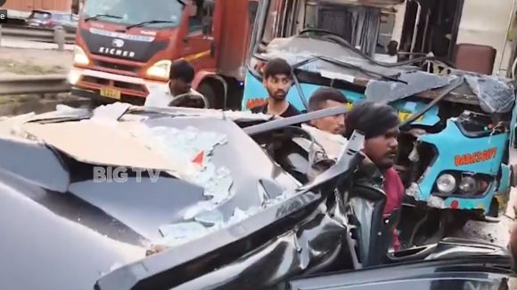 Road Accident: హైవేపై ఘోర ప్రమాదం.. బ‌స్సుల మ‌ధ్య ఇరుక్క‌పోయిన‌ కారు.. కళ్లు చెదరే దృశ్యాలు