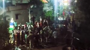 TDP vs YCP: దుర్గా దేవి నిమజ్జనోత్సవంలో.. టీడీపీ – వైసీపీ ఘర్షణ..
