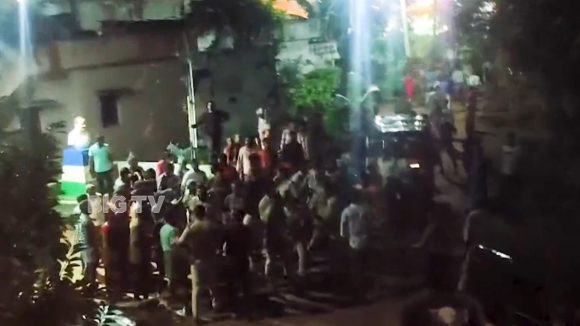 TDP vs YCP: దుర్గా దేవి నిమజ్జనోత్సవంలో.. టీడీపీ – వైసీపీ ఘర్షణ..