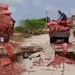 Onion Farmers: మద్దతు ధర లేక.. ఉల్లిని వాగులో పోసిన రైతు