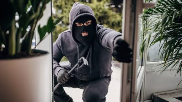 Tirupati Robbery: తిరుపతిలో భారీ చోరీ.. 15 తులాల బంగారం, 10 కిలోల వెండి మాయం