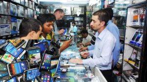 India Cheap Smartphone market: ఇండియాలో స్మార్ట్ ఫోన్స్ చాలా తక్కువ ధరకే లభించే మార్కెట్లు.. ఆన్ లైన్ కంటే తక్కువ