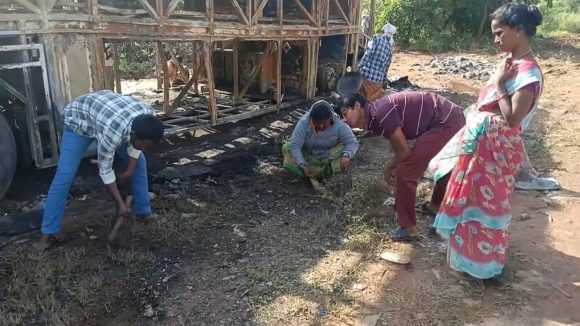 Kurnool Bus Accident: బస్సు కాలిన చోట.. బంగారం వేట.. వీళ్లకి మానవత్వం ఉందా?