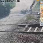 UP Man hits  train: బైక్‌పై రైల్వే ట్రాక్ దాటుతూ.. కిందపడ్డాడు, ఇంతలో దూసుకొచ్చిన రైలు, ఇదిగో వీడియో