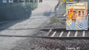 UP Man hits  train: బైక్‌పై రైల్వే ట్రాక్ దాటుతూ.. కిందపడ్డాడు, ఇంతలో దూసుకొచ్చిన రైలు, ఇదిగో వీడియో